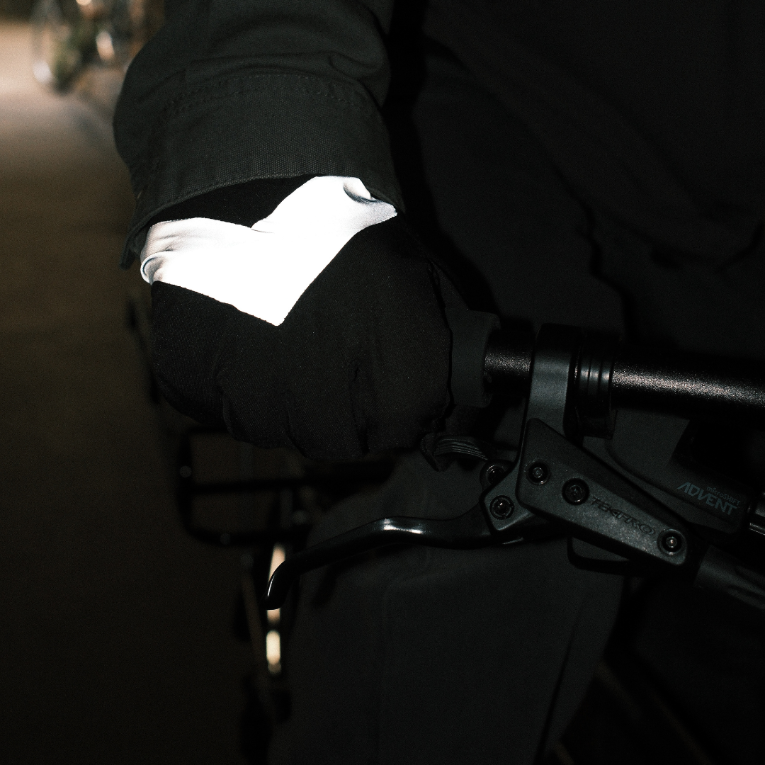 Gant Rainette vert bouteille sur guidon de vélo, flèche réfléchissante allumée de nuit