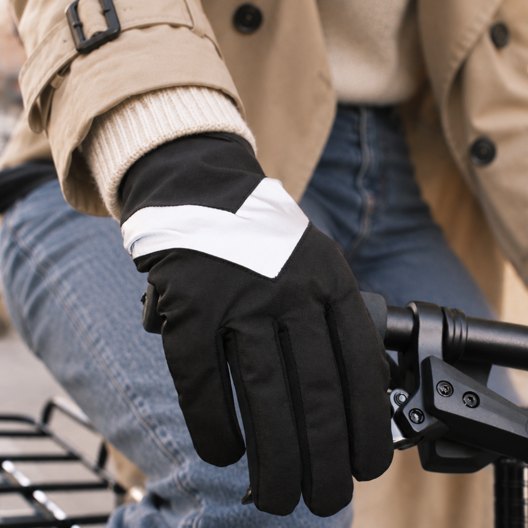Gants Rainette portés en ville, coloris vert bouteille, flèche réfléchissante visible au poignet